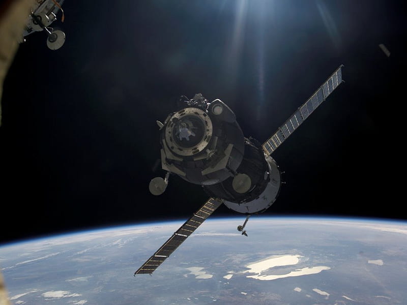 Soyuz Approaching Dock, space station dock, supply craft, space, soyuz, HD wallpaper