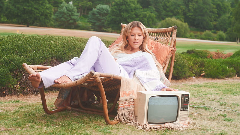 Millie Bobby Brown, tv, outdoors, blonde, bare feet, landscape, actress, HD wallpaper