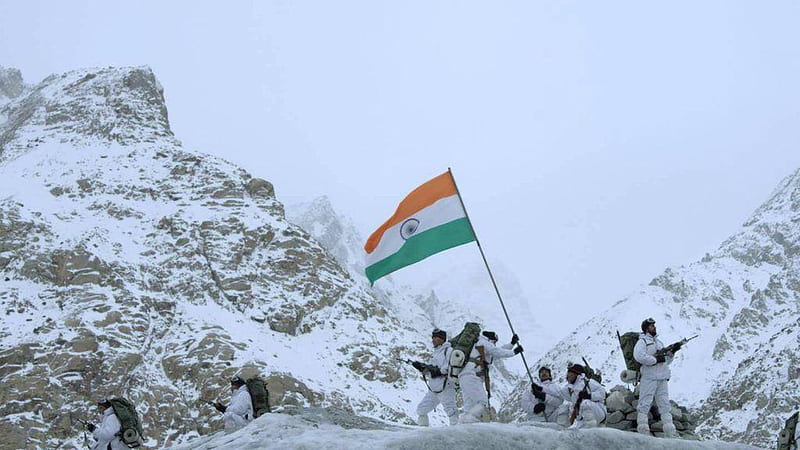 Indian Soldiers With Flag On Snow Covered Mountain Indian Army, HD wallpaper
