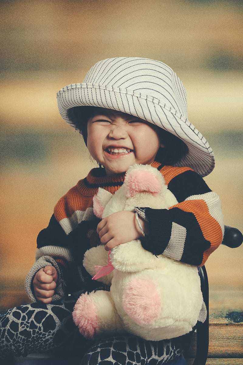 toddler hugging push toy, HD phone wallpaper