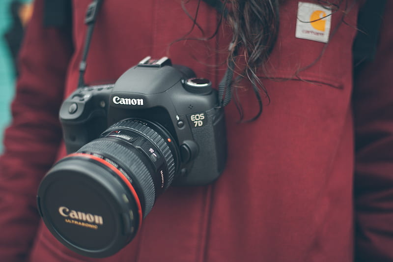 person wearing Canon DSLR camera, HD wallpaper